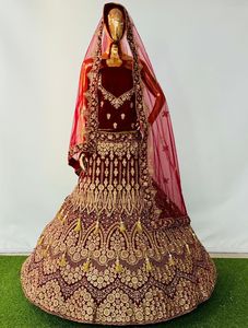 Lehenga de terciopelo premium con trabajo pesado de Jarkan, Latkan, ajuste doble, Choli largo, Dupatta de red suave con borde Butti, para fiestas de verano e invierno - Product Image 2