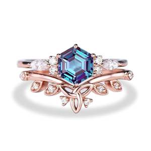 Anillo de compromiso y aniversario clásico de lujo para mujer con corte hexagonal de alejandrita y engaste de oro rosa - Product Image 1