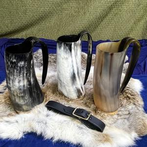 Mug viking en corne naturelle écologique avec motif animal pour les festivals de la Renaissance et du Moyen Âge - Product Image 1