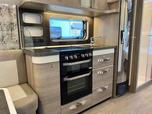 Remolque de viaje para autocaravanas de lujo moderno, remolque para caravana personalizado fácilmente disponible a la venta en Europa - Product Image 5