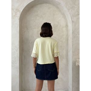 Camisetas Cortas con Detalles de Encaje para Mujer, Colección de Blusas y Camisas al por Mayor - Product Image 3