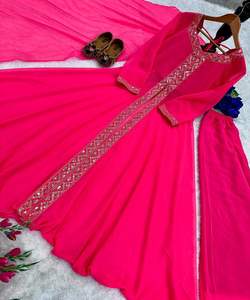 Opulent Coton Wearing Wear Kurta Dupatta Ensemble avec Travail de la Pierre de Luxe et Broderie Florale Kanchipuram Robe avec Opulent - Product Image 4