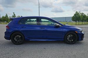 Volkswagen Golf R Black Edition 2026 d'occasion en bon état, 573 miles, moteur 4 cylindres turbo, transmission intégrale, échappement, bleu métallisé Lapiz - Product Image 3