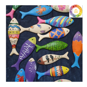 Figurine de poisson en bois peint ornement de poisson en bois pour décor de chambre de bébé jouet multicolore fabriqué à la main pour tenture murale - Product Image 2