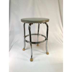 Tabouret en métal élégant avec options de finition argentée et structure robuste, idéal pour ajouter des accents ludiques aux zones repas. - Product Image 1