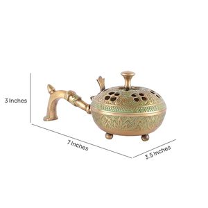 Brûleur d'encens en laiton à finition dorée avec un design artistique idéal pour créer un environnement paisible pendant la méditation - Product Image 3