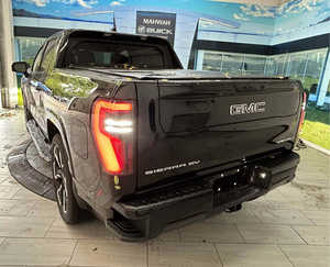 2025 S-i-e-r-r-a E V Denali Crew Cab Extended Range e4WD, Caja de Cambios Automática, Título Limpio, Sin Accidentes, con Bajo Kilometraje - Product Image 4