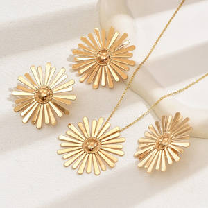 Set di Gioielli Floreali Romantici in Lega Placcata Oro 24K, 3 Pezzi: Orecchini, Collana e Anello per Regalo Nuziale - Product Image 3