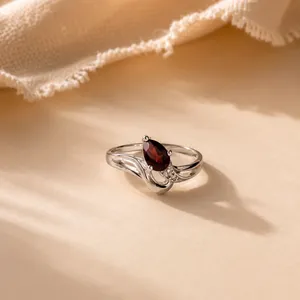 Bague ajustable plaquée or avec grenat serti griffes, style mode - Product Image 2
