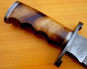 มีดโบวี่ล่าสัตว์เหล็กดามัสกัสสวยงามปรับแต่งได้ ด้ามไม้วอลนัท ทำมือ พร้อมปลอก ผู้ผลิตมีด รับผลิตตามแบบ OEM ปรับแต่งได้ - Product Image 4