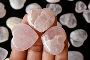 Venta al por mayor de mini corazones de cuarzo rosa para decoración de meditación y amor - Product Image 2