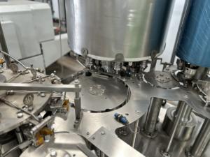 Máquina Automática Eléctrica de Enjuague, Llenado y Tapado de 60 BPM para Bebidas de Agua Pura de 200 ml con 1 Año de Garantía - Product Image 5