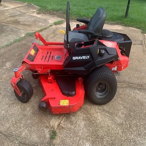 Cortacésped de giro cero a gasolina Gravely con desbrozadora montada en el asiento para mantenimiento de caminos y jardines - Product Image 1