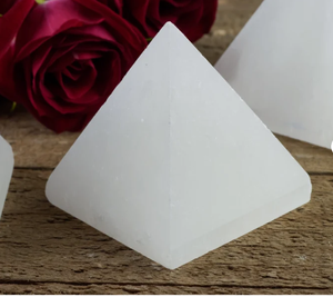 Piedra de selenita blanca Natural de alta calidad, piedra curativa con carga, pirámide geométrica, regalo de Halloween - Product Image 5