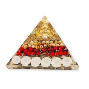 Atacado preço orgonita pirâmide com gomti chakra chips dentro com sementes brancos e vermelhos de quirmi com shree yantra