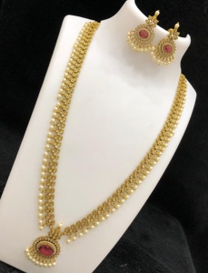Conjunto de Collar Largo Chapado en Oro con Diseño de Moissanita de Acabado Mate de Calidad Premium y Aretes para Compromiso y Boda - Product Image 3