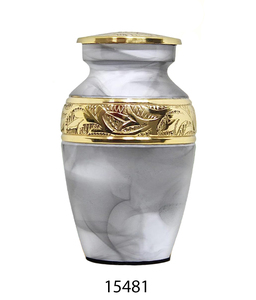 Urne funéraire artisanale en laiton pour les cérémonies commémoratives, offrant des détails artistiques et un hommage significatif à leurs proches - Product Image 1
