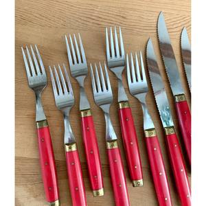Juego de Cubiertos de Lujo Estilo Bistro Francés Vintage, Ecológico, con Remaches, Plástico Rojo y Latón, 6 Tenedores, 6 Cuchillos, 12 Piezas - Product Image 4