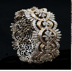 Brazalete de latón ancho y llamativo con incrustaciones de piedras en capas estilo diamante. Disponible a precios de mayoreo. - Product Image 1