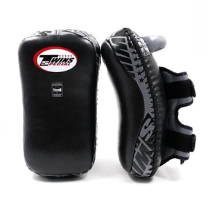 Équipement d'entraînement de kickboxing en cuir de vache véritable, vente chaude, fabrication sur mesure, coussin de kickboxing incurvé pour la boxe et le Muay Thai - Product Image 4
