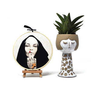 Arte de Bordado Moderno para Colgar en la Pared, Monjas Eróticas de 15 cm - Product Image 1