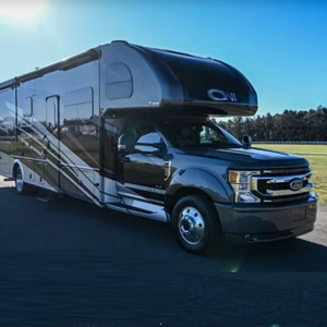 1FDFF6LT0NDA23890 Autocaravana Diésel Super C Usada de 37 Pies, Modelo 2024, Motor V8 de 6.7L y 330HP, 4x4, RV de Lujo con Litera King Size, Bajo Kilometraje - Product Image 1