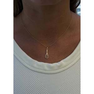 Collar de Perlas Kinn X Sunset Tennis Club con Diseño de Pelota y Raqueta, Regalo para Entusiastas del Deporte, Hecho de Aleación de Zinc Resistente - Product Image 2