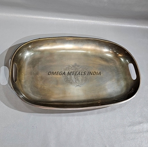 Plateau de service ovale moderne en argent brillant avec un design élégant et des poignées faciles à saisir, idéal pour les divertissements élégants - Product Image 4