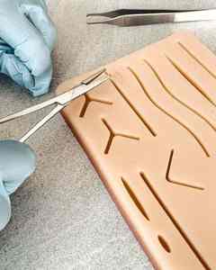 ชุดเย็บแผลผ่าตัดสำหรับนักศึกษาแพทย์พร้อมแผ่นรองผิวหนังสำหรับฝึกเย็บแผล - Product Image 3