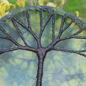 Tambour à cadre fait main avec motif Arbre de Vie, en cuir teint écologiquement pour la méditation et la guérison sonore - Product Image 3