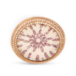 จานเปลือกหอยมุกสไตล์โบฮีเมียนเหนือกาลเวลา พร้อมขอบหวายทำมือ สำหรับตกแต่งโต๊ะอาหารแบบคลาสสิก ตกแต่งภายในบ้าน นำเข้าจากเวียดนาม - Product Image 2