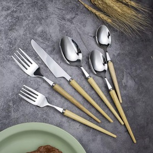 Ensemble de couverts en acier inoxydable avec manche en bois fin et tête argentée, pour les repas quotidiens à la maison, les repas en famille et l'utilisation en cuisine, en provenance d'Inde - Product Image 4