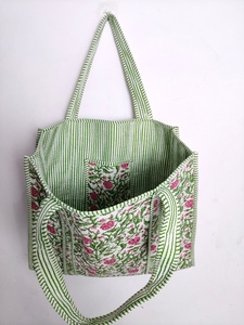 Sac fourre-tout en coton indien Kantha fait sur mesure, sac à main en patchwork pour femmes, pour le shopping, la plage et les voyages - Product Image 4
