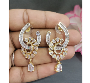 Pendientes largos de dos tonos de aspecto Premium para mujer con un acabado impresionante y artesanía moderna de la India - Product Image 1