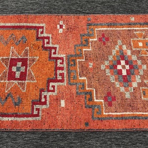 Tapis turc vintage Herki écologique 3,1x11,8 pi, orange, petit patchwork en laine avec envers en latex - Product Image 5