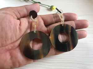 Pendientes de cuerno naturales hechos a mano, ligeros, elegantes y únicos, perfectos para la moda ecológica y la entrega de regalos éticos - Product Image 3