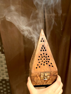 Brûleur à Bakhoor en bois élégant et simple, idéal pour diffuser le parfum pendant les prières et la liturgie quotidiennes. - Product Image 1