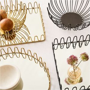 Utensilios de cocina usados altamente en forma y acabado Diseño de oro Bandeja de metal Hierro y vidrio Diseño de acabado dorado Bandeja decorativa de metal - Product Image 3