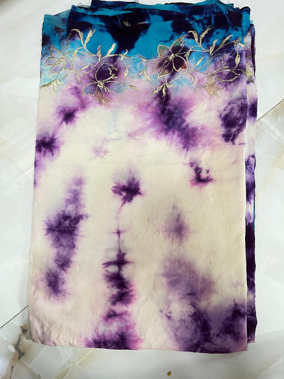 สีขาว สีม่วง และสีน้ำเงิน ลายมัดย้อมสีดำ