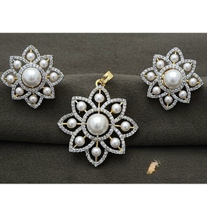 Ensemble de pendentifs stylisés en or blanc perlé en perle avec zircon scintillant pour fête mariage fiançailles - Product Image 1