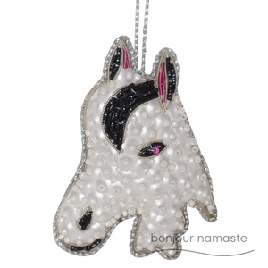 Ornamento per il viso con stallone bianco perla | Decorazione artigianale con perline e ricami - Product Image 3