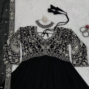 Nouvelle Collection Nouveau Fil Anarkali Faux Georgette Avec Séquence Broderie Robe De Travail Avec Dupatta Entièrement Cousu Prêt à Porter - Product Image 1