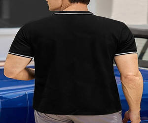 Maillot en jersey uni personnalisé pour homme, couleur noire, tissu respirant, style streetwear, manches courtes, coupe classique - Product Image 2