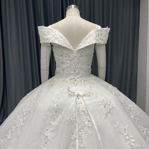 ANY260 Vestido de Novia Moderno y Elegante con Escote Corazón, Lentejuelas, Apliques Florales de Encaje, Largo hasta el Suelo y Cola Capilla - Product Image 5