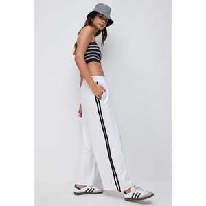 Pantalones Deportivos con Detalles a Rayas - Product Image 1