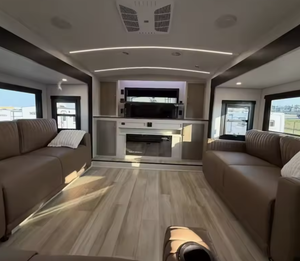 Qualité supérieure !! Caravane légère moderne pour 2 à 8 personnes avec réfrigérateur - Prête pour le camping et les voyages, livraison incluse - Product Image 3