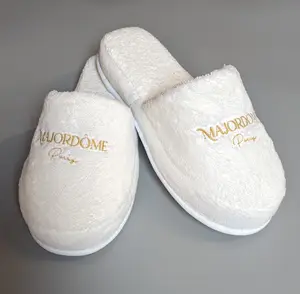 Fabricación de pantuflas de lujo personalizadas con logotipo bordado centros de spa institutos cosméticos Hotel suela de malvavisco terciopelo suave