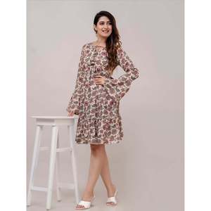 Tuniche a V in Cotone Beige Stampato con Balze per Donna, Eleganti e Casual per il Giorno o il Club, Design Personalizzato <span class=keywords><strong>Taglie</strong></span> <span class=keywords><strong>Forti</strong></span> con Caratteristica Traspirante - Product Image 1