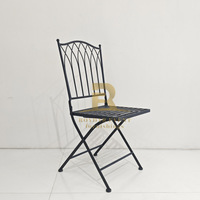 Chaise pliante en fer noir avec dossier arqué gothique pour la location de mobilier de mariage et d'événements