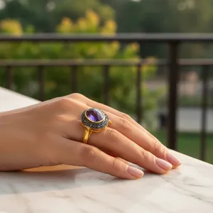 Anillo de Plata 925 con Amatista en Oro Amarillo Clásico para Mujer, Corte Ovalado, Engaste Pavé, Bisel con Gema, Moderno para Uso Diario - Product Image 3